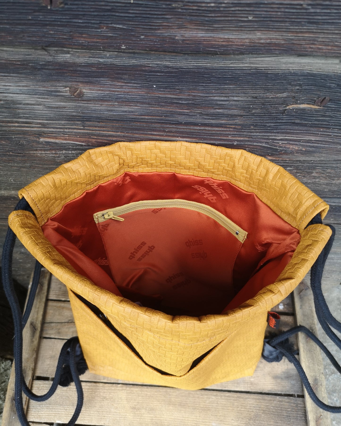 Drawstring Bag in vegan Leather Labyrinth Dark Yellow